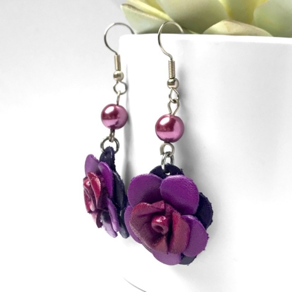 NEW GENUINE LEATHER HANDMADE FLOWER ROSE PEARL DANGLE EARRINGS - Picture 3 of 3